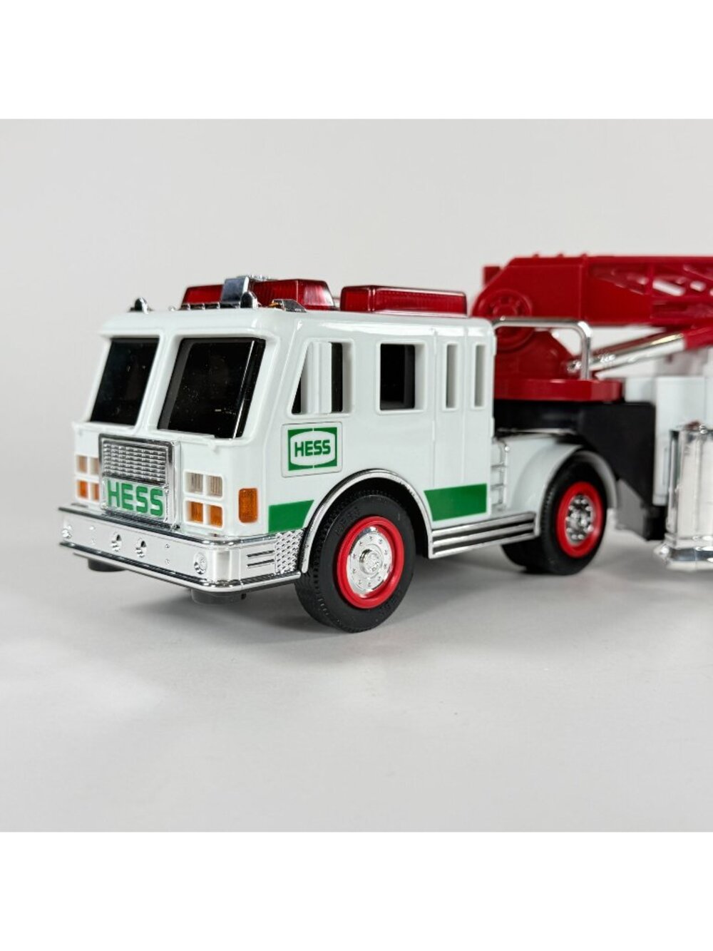 Vintage Hess 2000 Fire Truck Ladder Rescue In Box With Rotating Lights